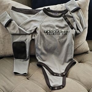 Patagonia 12-18 MONTH Capilene Baselayer Gray/Black Kids Bodysuit/Pants